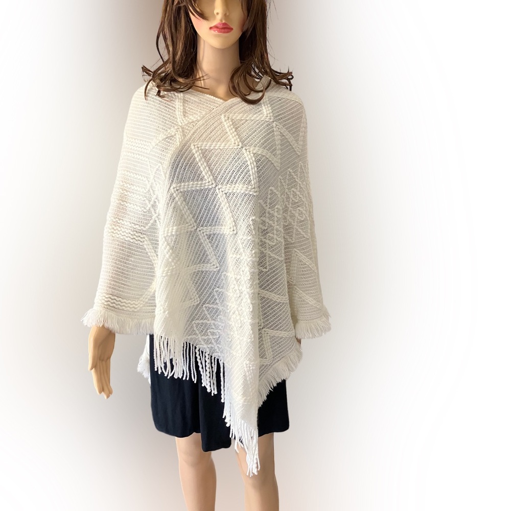 𝅺Never used  Mia & Tess Ivory/Cream Fringe Triangle Point Poncho Wrap One Size